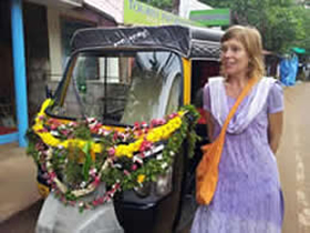 Åsa i Indien riksha med blommor